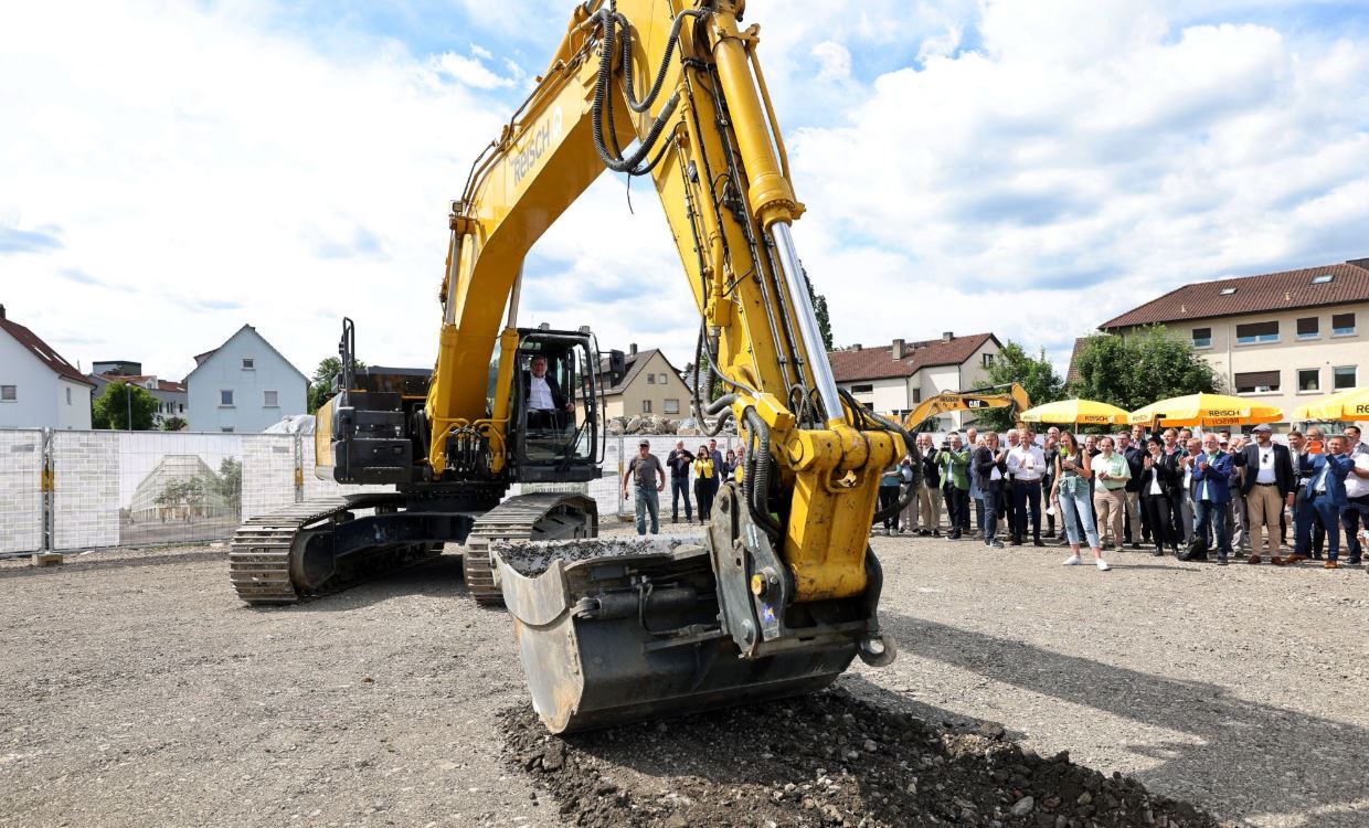 Der Reutlinger Landrat Dr. Ulrich Fiedler führt den Baggerbiss für den Neubau des Landratsamts aus